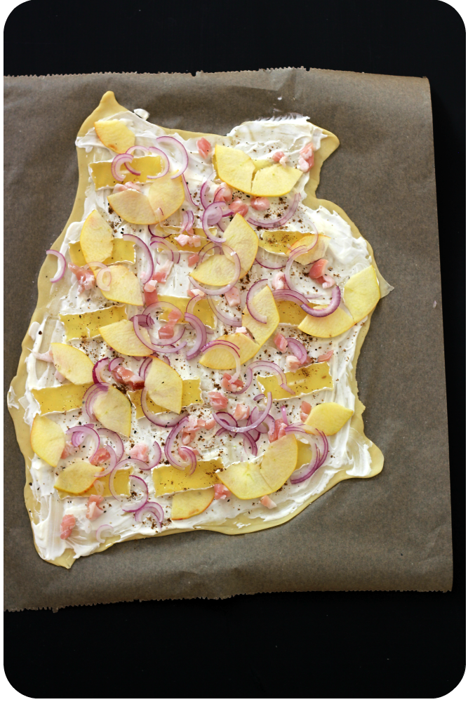 Flammkuchen "rheinhessisch" mit Handkäs, Zwiebeln, Apfel und Speck, noch roh belegt | Arthurs Tochter Kocht von Astrid Paul Flammkuchen "rheinhessisch" mit Handkäs, Zwiebeln, Apfel und Speck, noch roh belegt | Arthurs Tochter Kocht von Astrid Paul