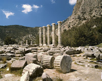 Templo de atenea en Priene. Del famoso edificio sólo quedan en pie cinco columnas jónicas.