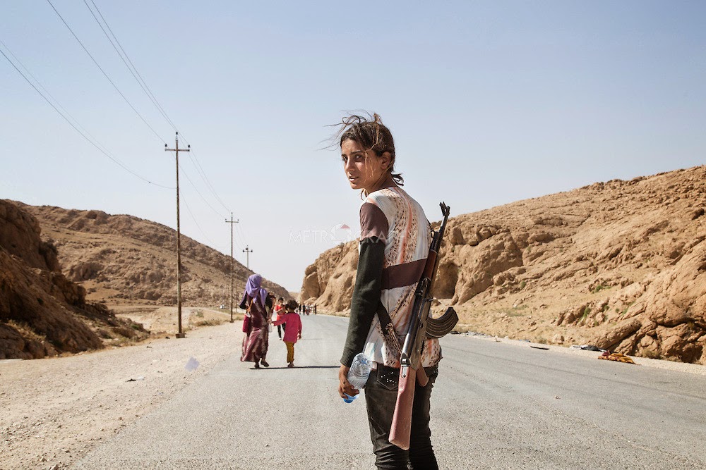 YEZIDI GIRL CARRIES AN ASSAULT RIFLE TO PROTECT HER FAMILY AGAINST ISIS - 29 Breathtaking Photographs of The Human Race