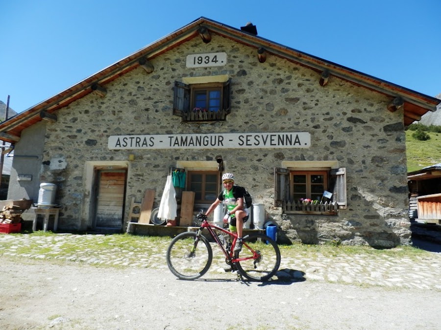 scharl-arnoga-suiza-italia-transalpes-en-btt-alpes-costainas-alp-astras