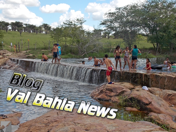 População em pequena Barragem no município de Várzea do Poço após chuvas. Foto: Arquivo do site Val Bahia News.