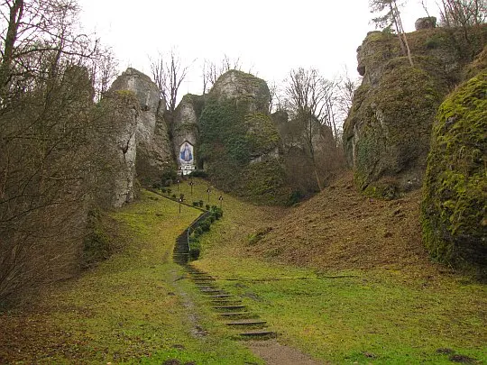 Skały z wizerunkiem Matki Bożej Skalskiej. Skały z wizerunkiem Matki Bożej Skalskiej.