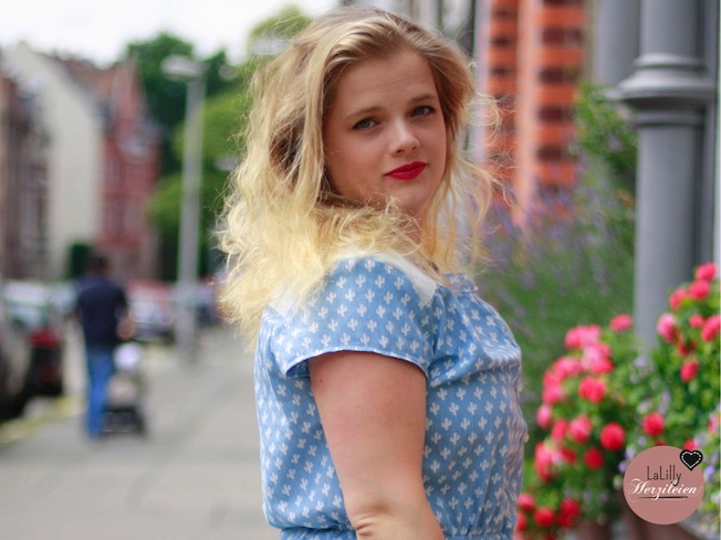 Ein Jeanskleid: Symbol von Gemütlichkeit und Sommer zugleich. Mit dem Schnittmuster Marigold kann man sowohl aus Jenas als auch aus vielen weiteren Webstoffen einfach ein Blusenkleid für Damen selber nähen.