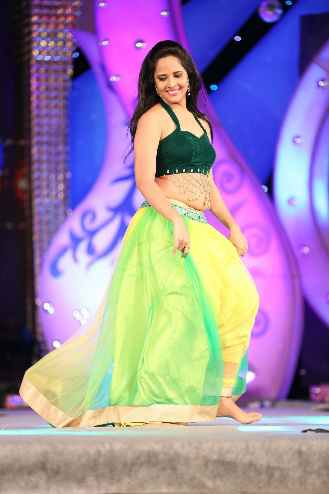 South Indian Hot Girl Anasuya Hip Navel Show Photos In Green Dress