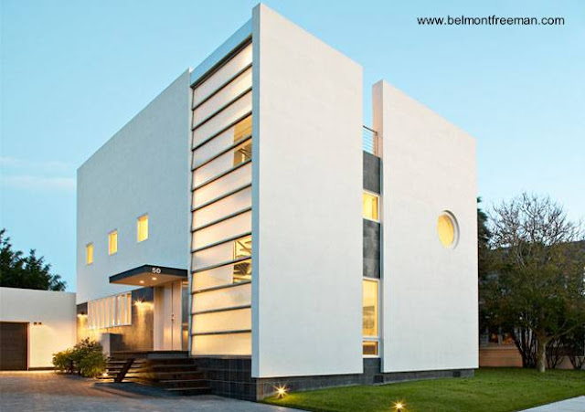 Lineas rectas y ángulos también rectos, superficies blancas y planas Residencia Kowalewski en Nassau diseño moderno estilo Contemporáneo