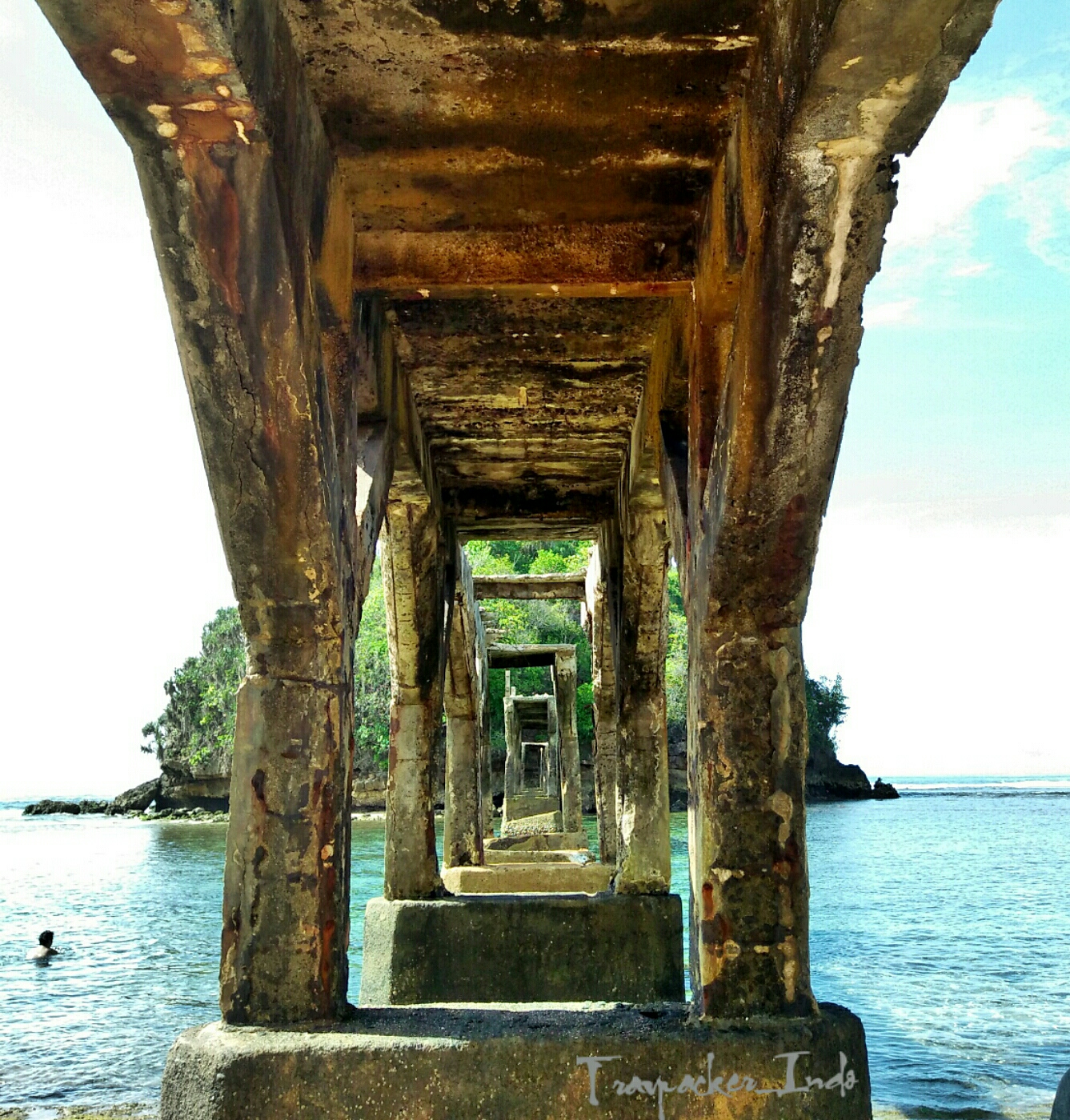 Wisata Pantai Jembatan Panjang Malang