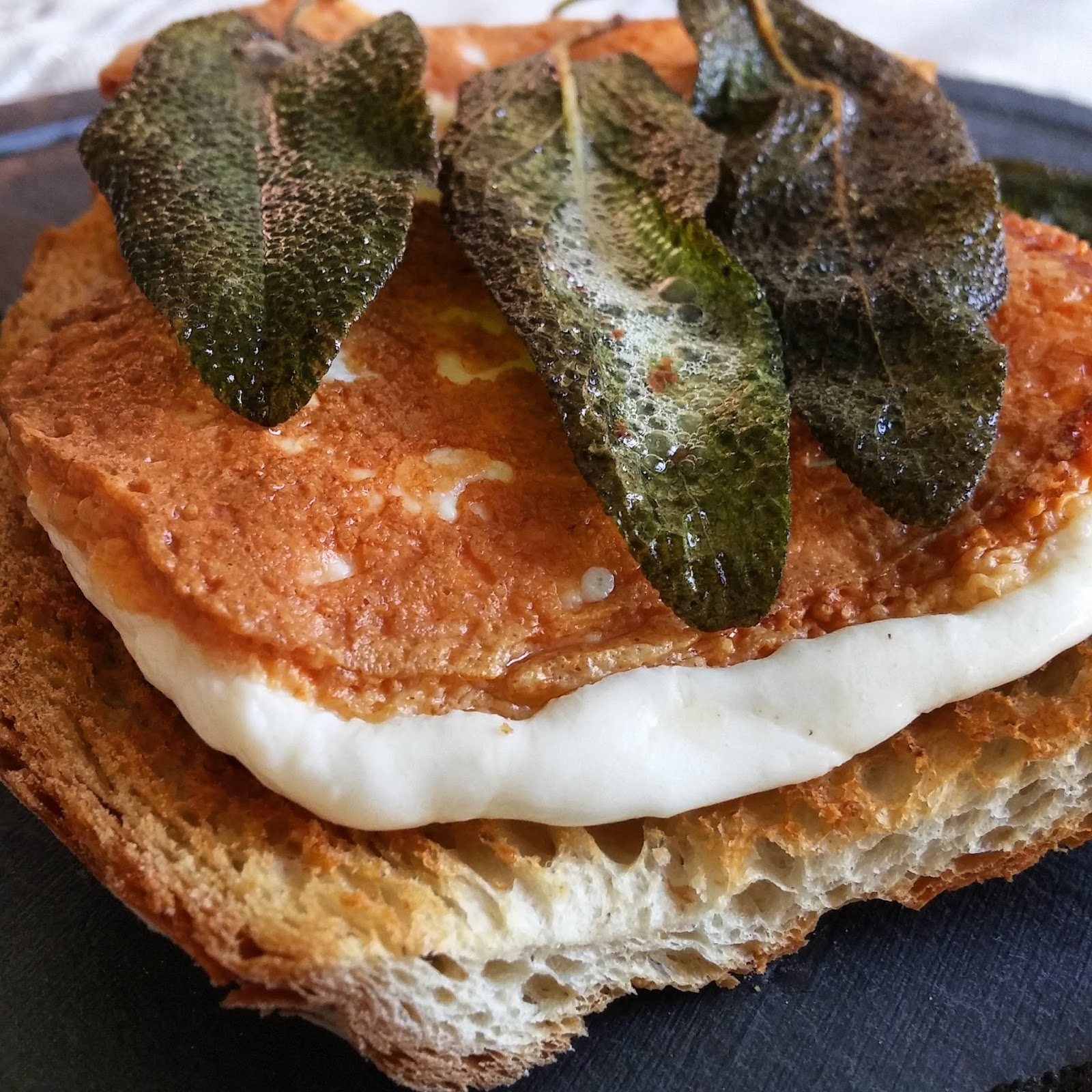 İsli Peynirli Füme Etli Crostini İsli Peynirli Füme Etli Crostini