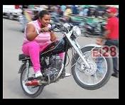 Mujer calibrando "levantando" motocicleta llama la atención "INSÓLITO"