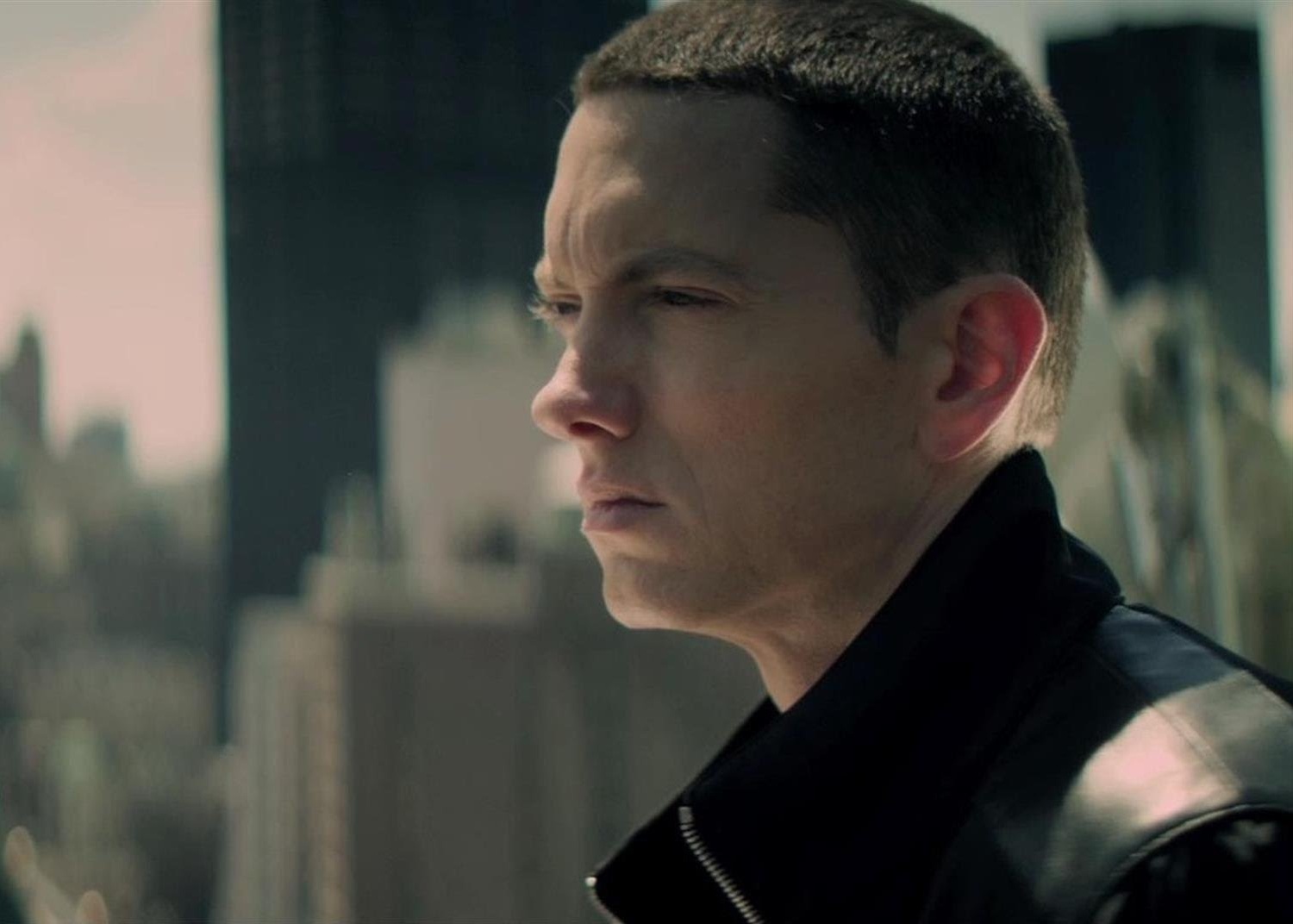 Черный эминем. Эминем нот афраид. Эминем not afraid. Eminem not afraid. Eminem not afraid live 2010.