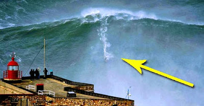 Resultado de imagem para Praia de Nazaré com ondas colossais