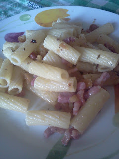 rigatoni pancetta e pane croccante