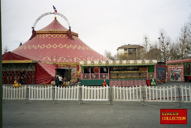 Chapiteau et roulotte bar confiserie du cirque Il Florilegio 