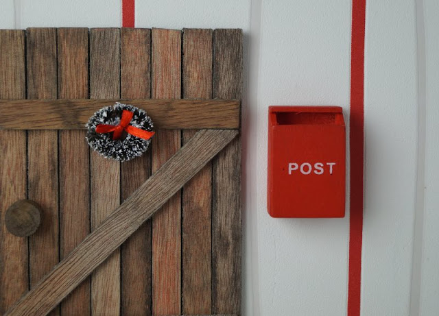 Die Nissedør: Unsere dänische Wichteltür (+ Verlosung). Auch einen Briefkasten, eine original dänische rote Postkasse hat der Wichtel bekommen, darin stecken wir unsere Weihnachtswünsch bzw. Wunschzettel an den Weihnachtsmann.