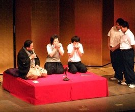 生徒たちが笑顔で参加。笑って学べる落語体験コーナーです。 生徒たちが笑顔で参加。笑って学べる落語体験コーナーです。