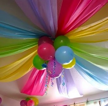 Decoración estupenda con manteles de papel o plástico.