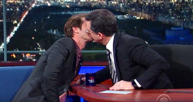 Andrew Garfield explica beijo em Ryan Reynolds e repete em apresentador Andrew Garfield explica beijo em Ryan Reynolds e repete em apresentador