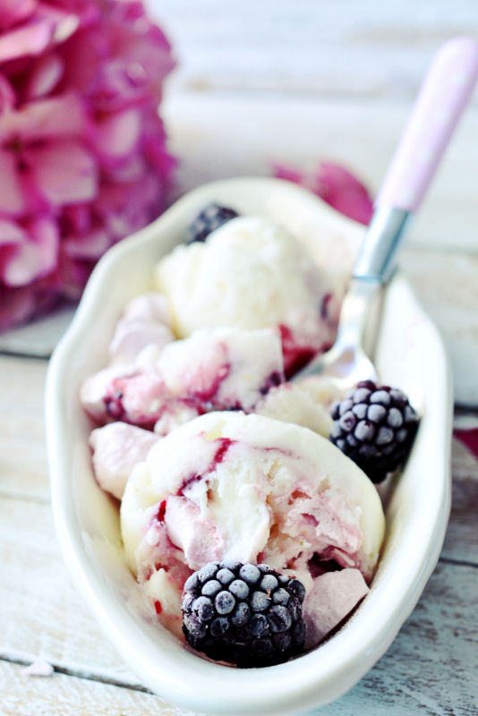 Kessy&amp;#39;s Pink Sugar: Frozen Joghurt Eton Mess mit Brombeersauce