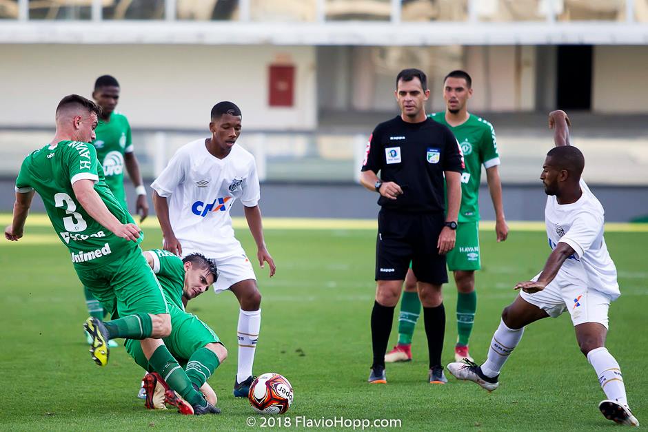 Em jogo de seis gols, Santos e Chapecoense empatam pelo Brasileiro de