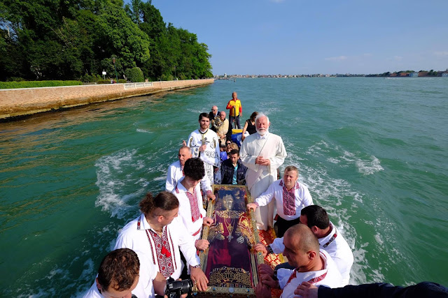 Με γόνδολα μετέφεραν το ιερό σκήνωμα της Αγίας Ελένης https://leipsanothiki.blogspot.be/