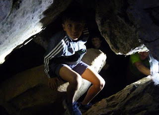 Izan dentro de una de las cuevas de El Torcal. Izan dentro de una de las cuevas de El Torcal.