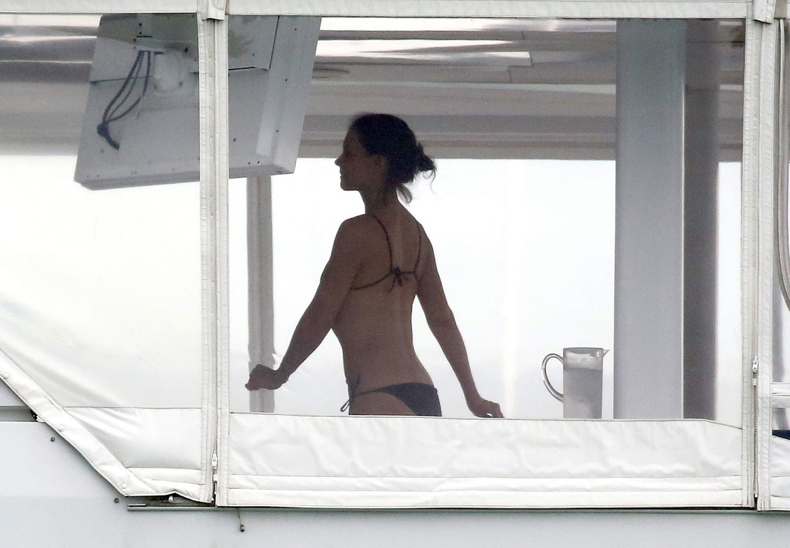 katie-holmes-pregnancy-pics-bikini-erotic-belly-button-teasing-pictures