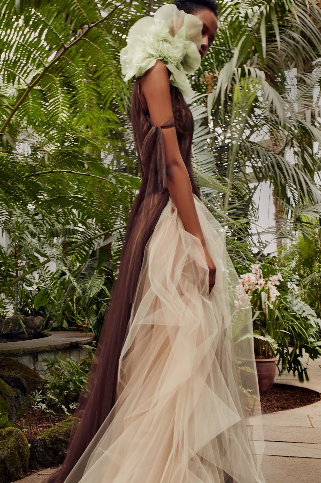 WEDDING GOWN GLAMOUR: VERA WANG