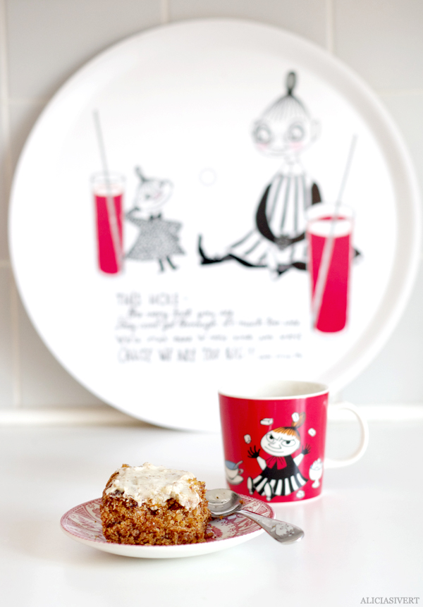 Mammas morotskaka av Alicia Sivertsson. aliciasivert, alicia sivertsson, alicia sivert, dubbelhakornas välmående, recept, morotskaka, påskadvent, muminmugg lilla my, mymlan, saftkalas, bricka, arabia, opto design, muminsked, mumin, mugg, sked