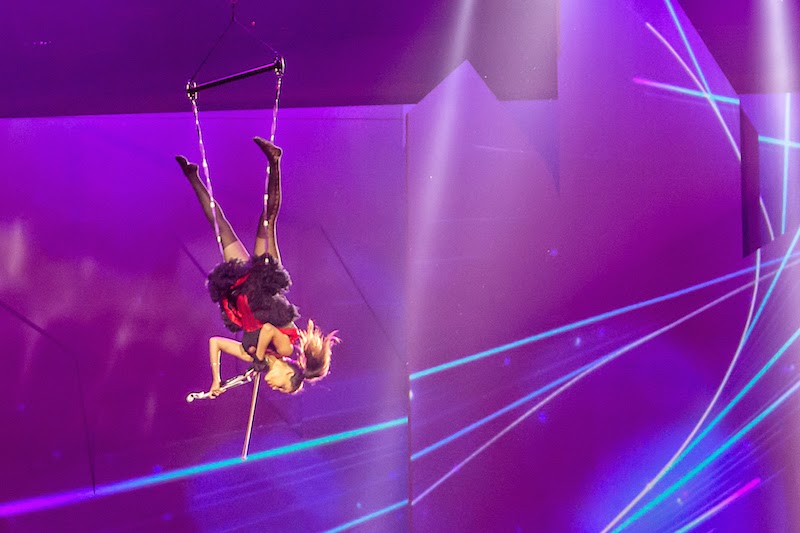 Check out the very awesome violinist doing acrobatic movements while playing
