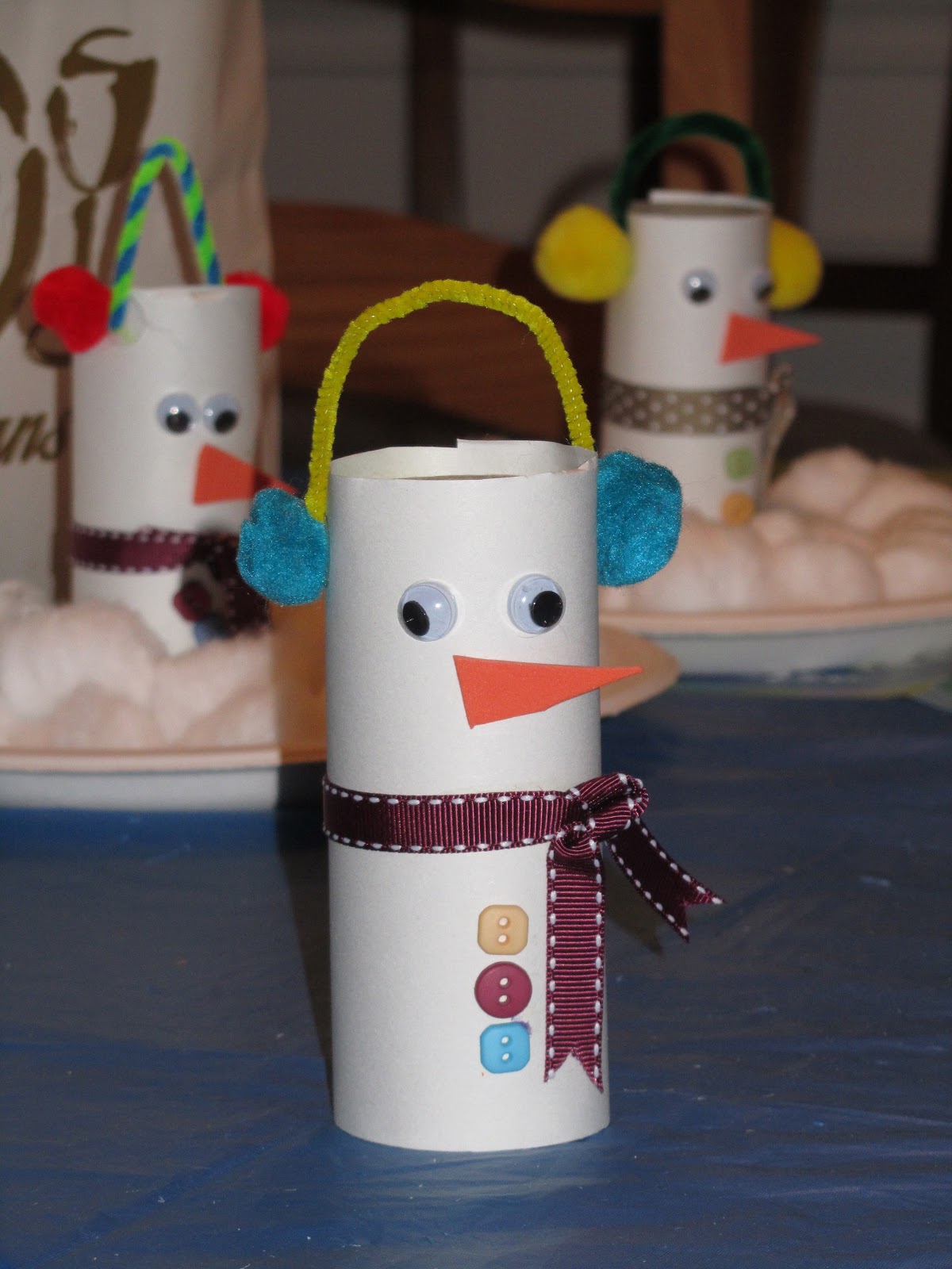 ROCmomma: Toilet-Paper Tube Snowman Craft