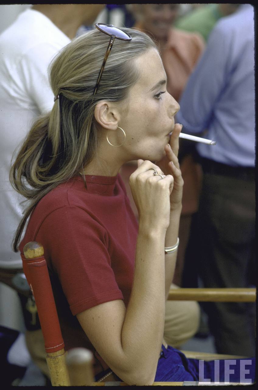 25 Fascinating Color Photographs of a Young Peggy Lipton From the 1960s