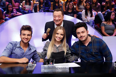 Raul com os jurados Nicholas, Giovanna e Caio (Crédito: Rodrigo Belentani/SBT) Raul com os jurados Nicholas, Giovanna e Caio (Crédito: Rodrigo Belentani/SBT)
