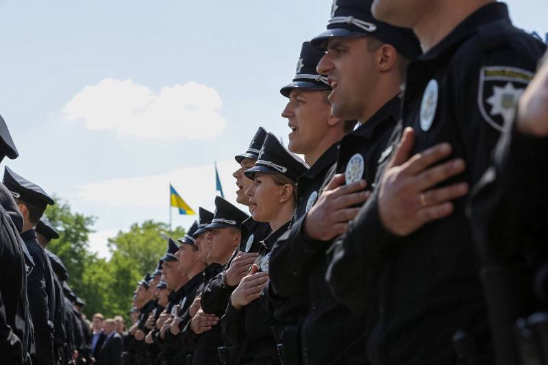 В очках возьмут на должность участкового полиции
