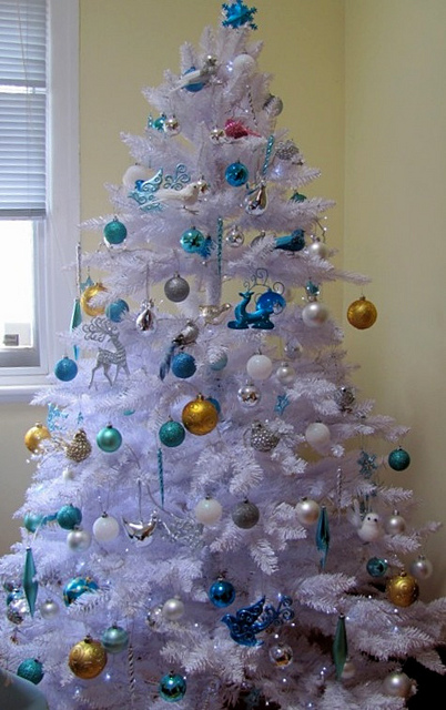 Künstliche Weihnachtsbäume In Weiß Schmücken - Festliche Ideen