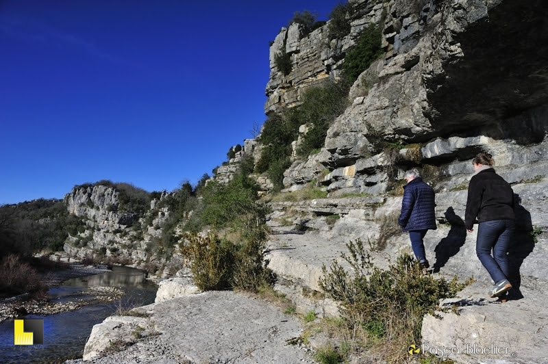 Félicienne et valérie blachier sur le sentier entre labeaume et les jardins suspendus photo Pascal Blachier