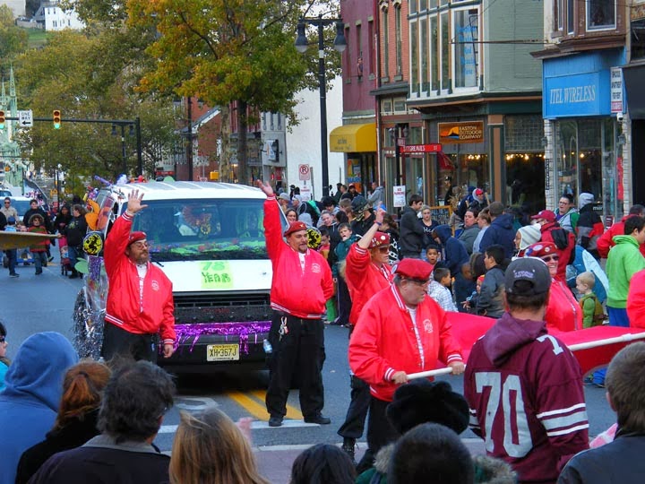 The Easton Eccentric Great PhillipsburgEaston Parade Draws Crowd of