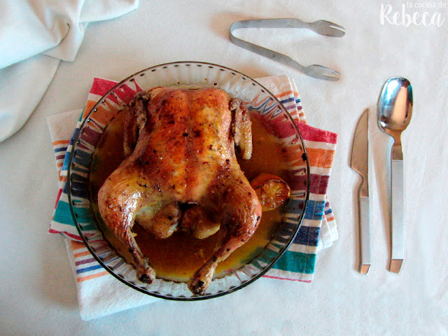 Pollo asado aromatizado bajo la piel