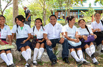 El Presidente Municipal de FCP Gabriel Carballo Tadeo, reconoce el esfuerzo de alumnos del colegio de Bachilleres Plantel Tihosuco