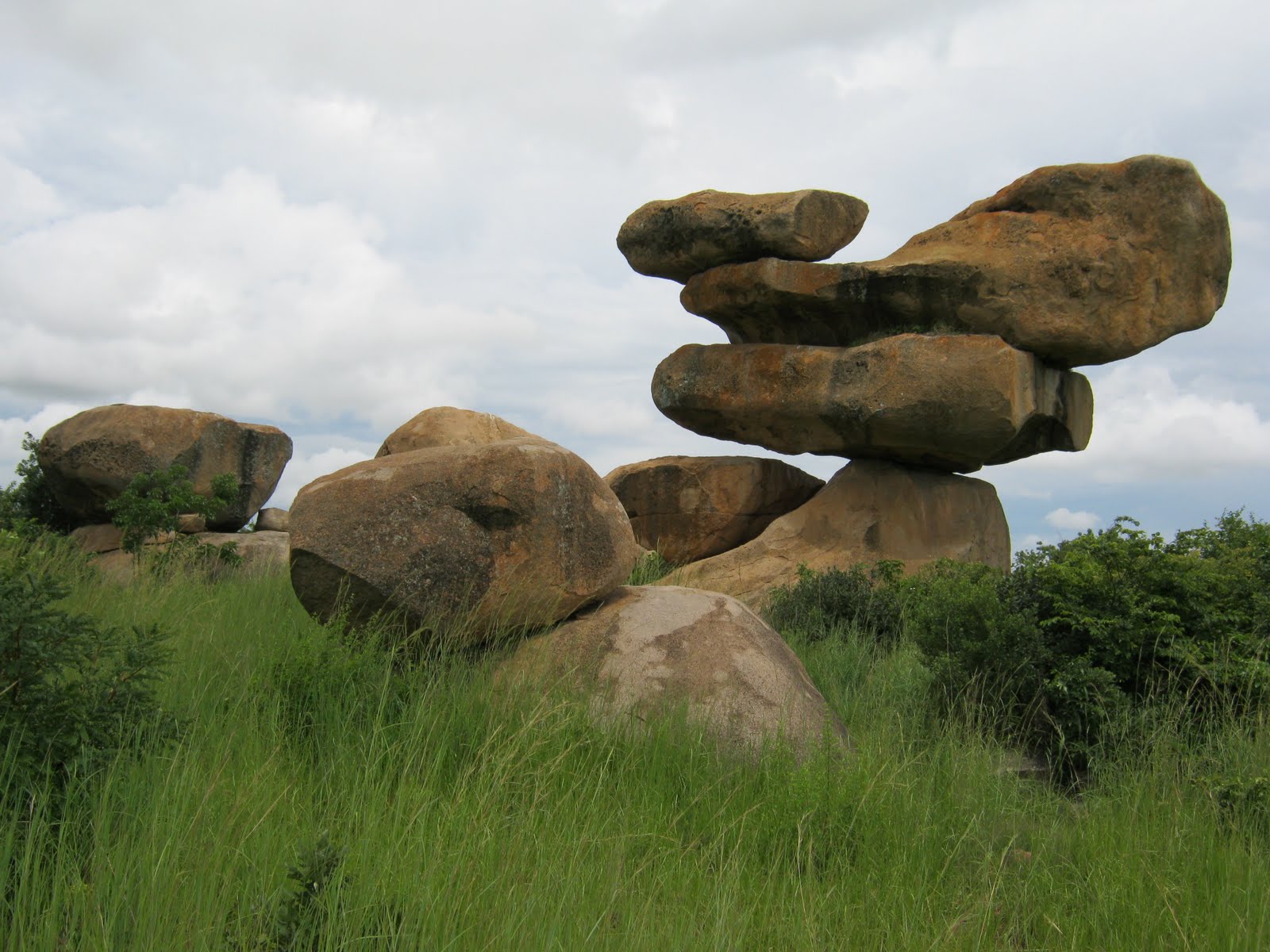 Камни природной формы. Холмы Матобо Зимбабве. Национальный парк Матобо Хиллс Зимбабве. Балансирующие камни Зимбабве. Холмы Матобо.