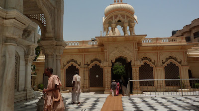 Día 14. De Agra a Delhi pasando por Vrindavan. - Indiaren ametsa (El sueño de India) (11)