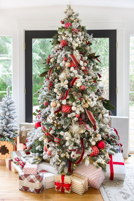 Hoje vamos falar de um item que não pode faltar na noite de Natal a Árvore de Natal, ela é um símbolo marcante nessa época, uma árvore decorada deixa a casa ainda mais estilosa,  veja 5 inspirações de Árvore de Natal e se inspire-se.