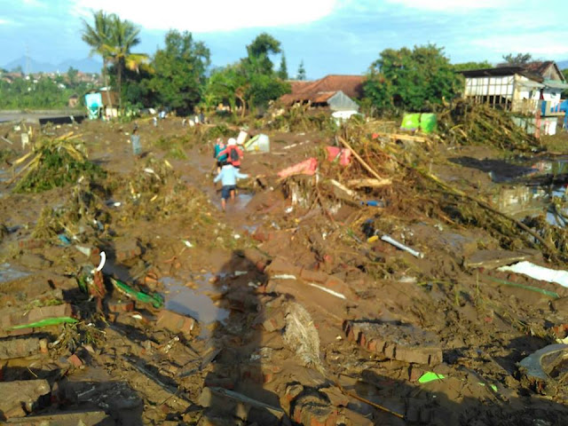 https://4.bp.blogspot.com/-_tXFmt_Y1IE/V-JF3TYagkI/AAAAAAAABWk/EV2J02AVCIgXXPJNFPNIWd-17miyAsbPgCLcB/s320/Garut-Banjir-4.jpg