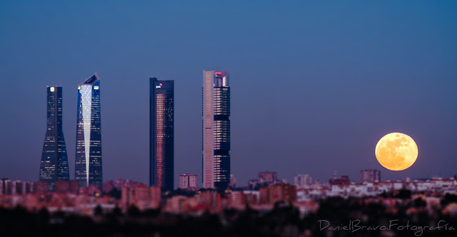 Fotografía con la luna llena y las 4 torres de Madrid anocheciendo