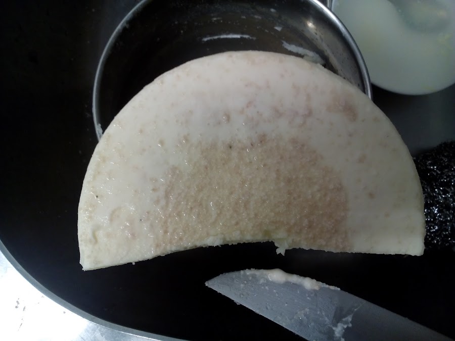 Impurezas pegadas en la parte de abajo de la placa de grasa solidificada