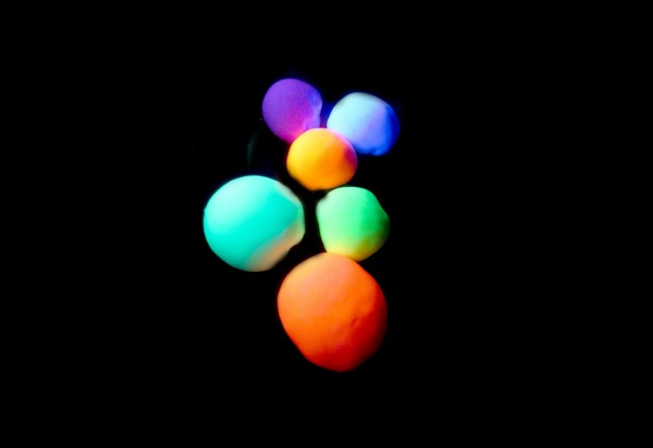 MAKE YOUR OWN BOUNCY BALLS that glow-in-the-dark! #bouncyballsdiy #bouncyball #howtomakebouncyballs #artsandcraftsforkids #craftsforkids #activitiesforkids #glowinthedark #glowinthedarkbouncyballs