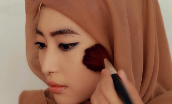 cara memakai make up bagi pemula,cara memakai make up wardah,cara bermake up untuk wanita berjilbab video cara make up yang benar,cara memakai make up agar tahan lama