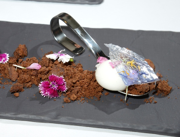 Esferificación de Torta del Casar con obulato y tierra de chocolate (Casa Fonzo)