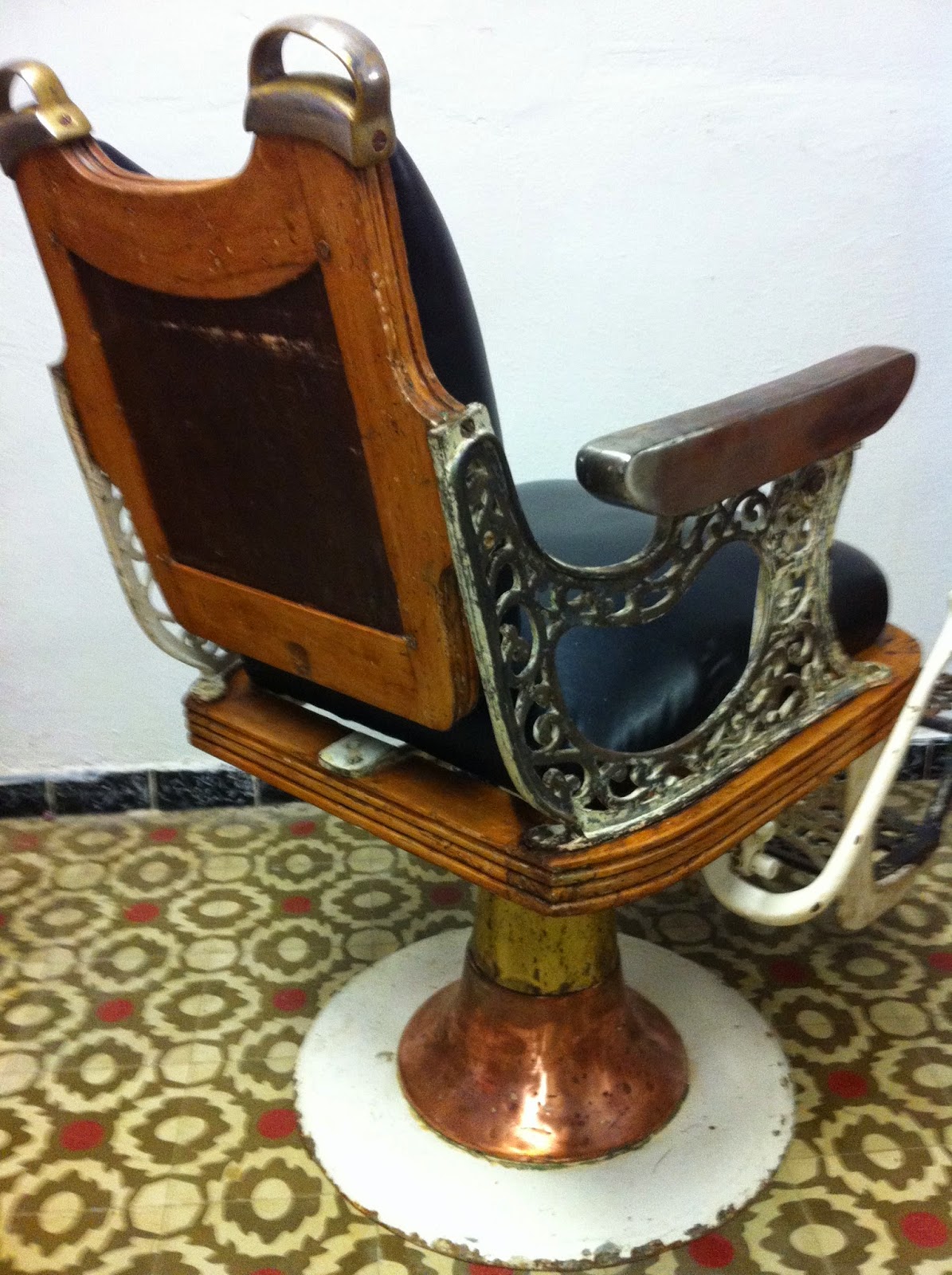 decoración vintage, antiguitatsbaraturantic antigua silla de barbero triumph