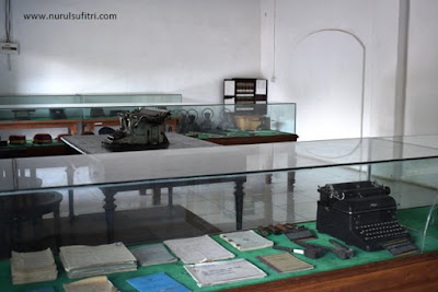 koleksi-properti-kereta-api-peninggalan-belanda naik kereta wisata sejarah di museum kereta api ambarawa indonesia diesel uap traveling nurul sufitri mom lifestyle blogger