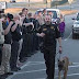 Ils offrent un dernier hommage au chien policier avant de mourir