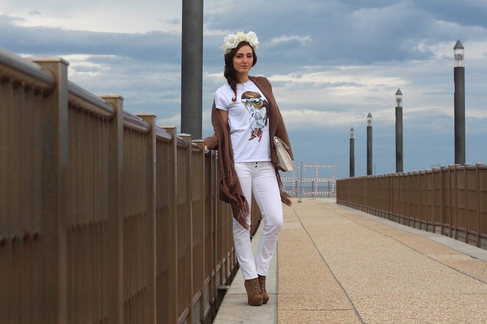 fashion blogger pescara girl italian style outfit floral crown siamoises t-shirt white brown jeffry campbell